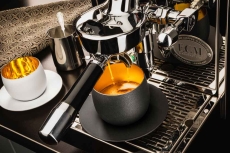 Eisch Cappuccinoglas 300 ml mit Untersetzer in Geschenkröhre Cosmo gold