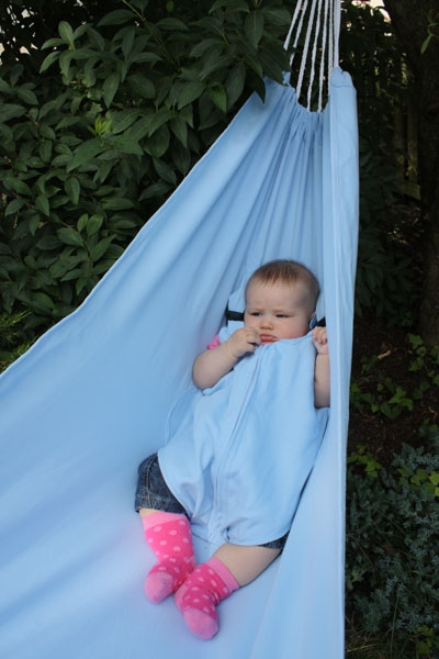 Hängematte Baby Ben wohlbehütet und sicher im Strampler 4383
