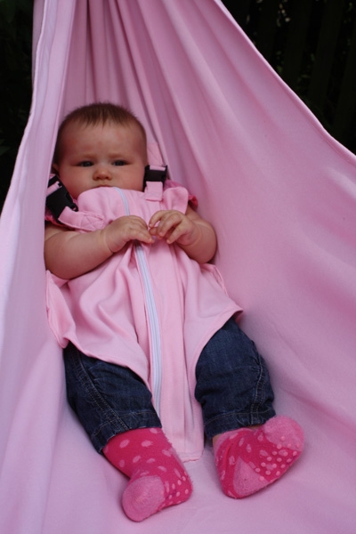 Baby Haengematte Lisa wohlbehütet und sicher im Strampler 4383